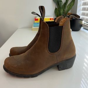 Women’s blundstone boots in size 9